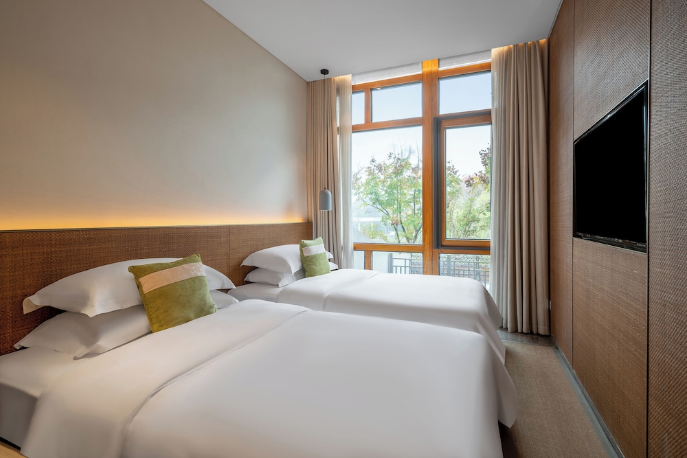 Superior Twin Room, Lake View photo 1