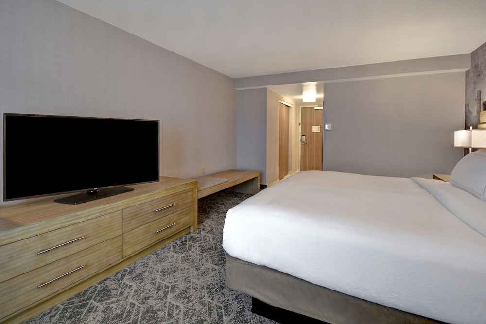 Room, 1 King Bed, Accessible (Hearing) - Photo 2
