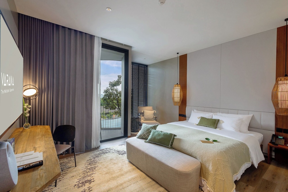 Luxe Pool View King bed with NAAM Wellness (hydrotherapy)