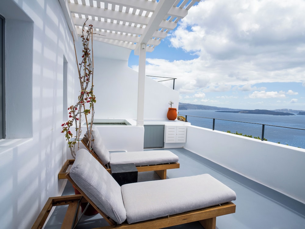 The Shipbuilder's Suite with Hot Tub & Caldera View - Photo 16