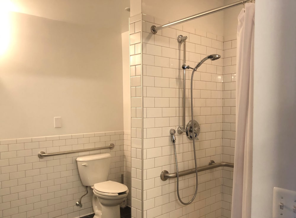Private Queen Room with Ensuite Bathroom (1 bed) - Accessible photo 2