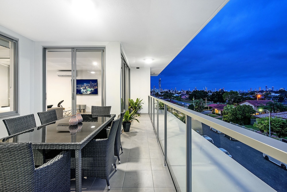 Deluxe Apartment, 4 Bedrooms, City View photo 2