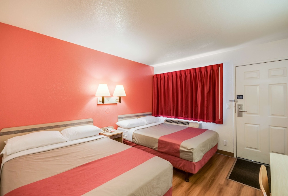 Deluxe Room, 2 Double Beds, Non Smoking, Refrigerator & Microwave photo 1