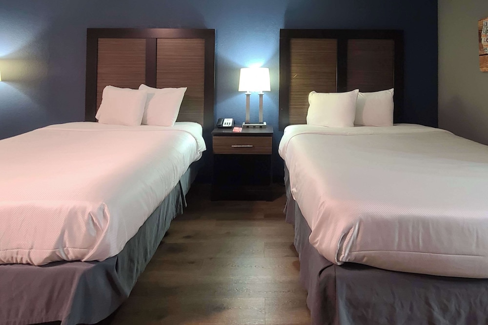 Standard Room, 2 Queen Beds, Non Smoking - Photo 4