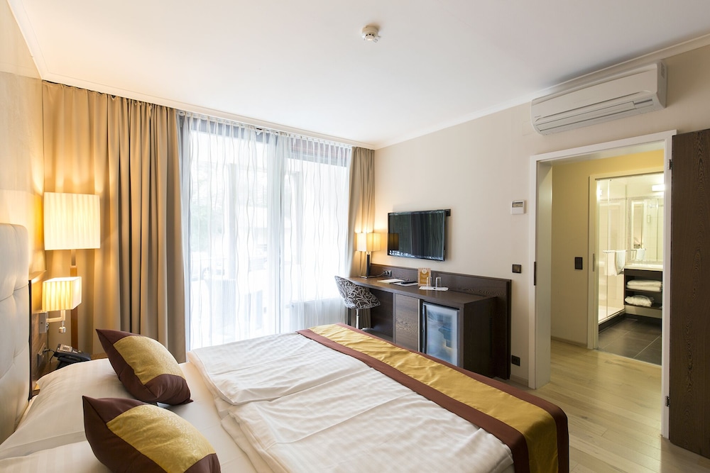 Traditional Suite, 1 Bedroom, Balcony, Park View