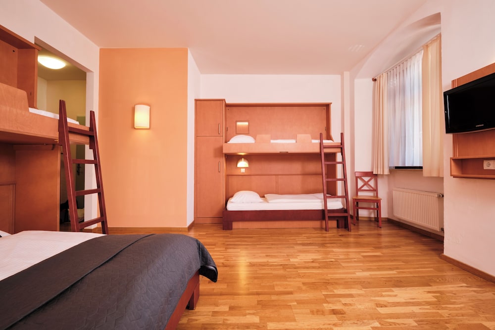Standard Room, Multiple Beds, Private Bathroom photo 2