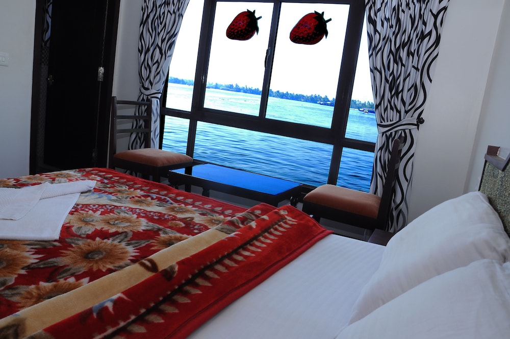 Deluxe Double or Twin Room, 1 Double Bed, Accessible, Lake View photo 2