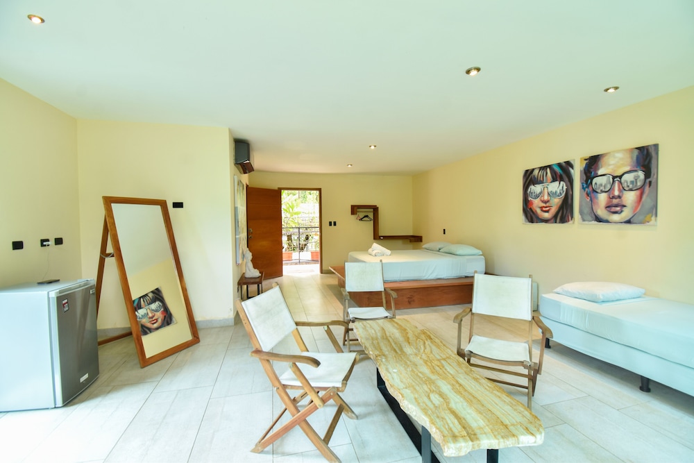 Triple Room overlooking the pool photo 3