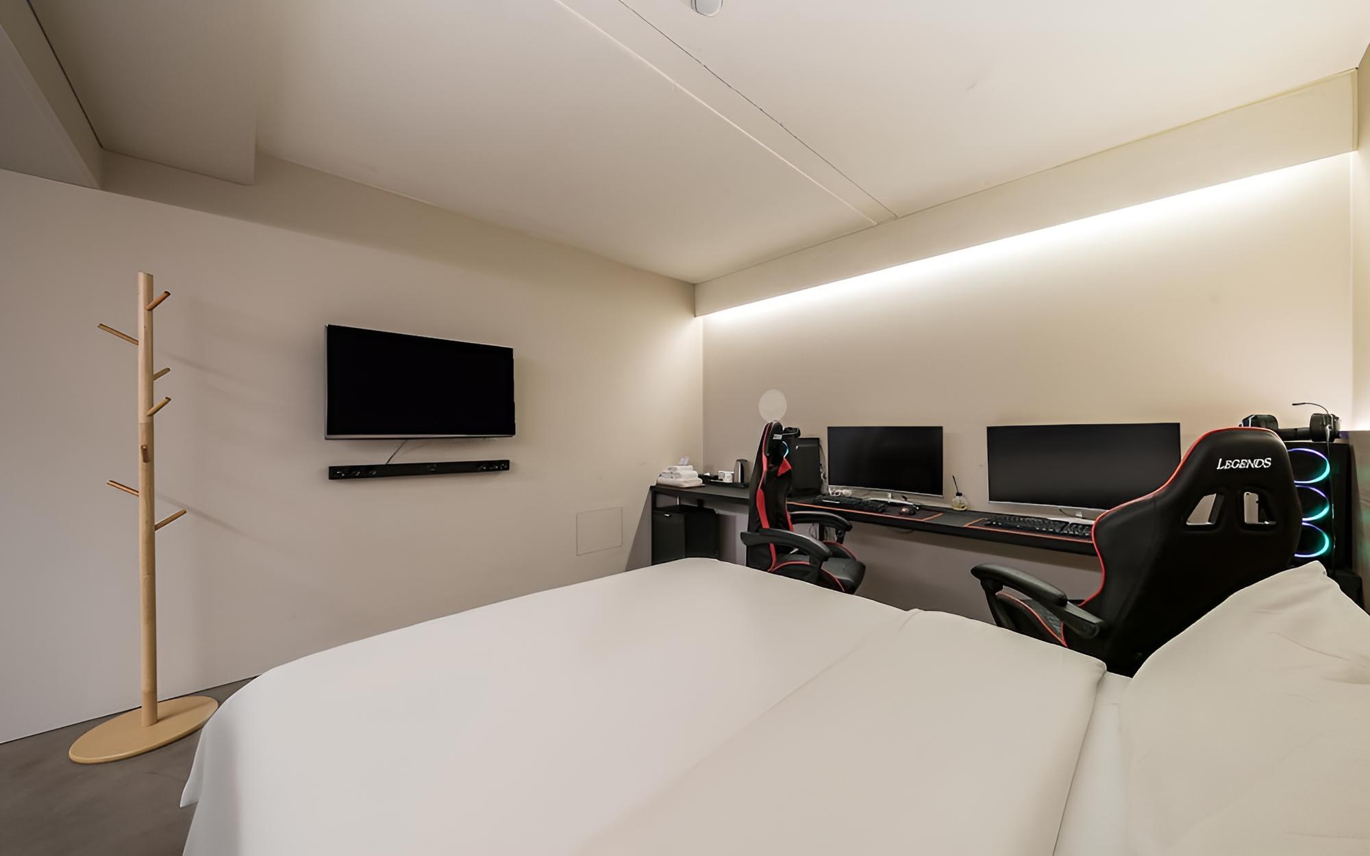 Room (Couple PC Room (high specification co)