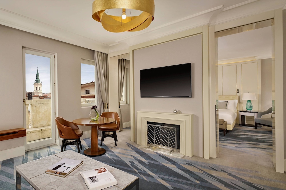 Club Suite, 1 Bedroom, Balcony thumbnail 6