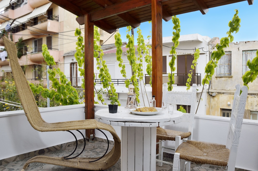 Double Room, Balcony (manos no:3)