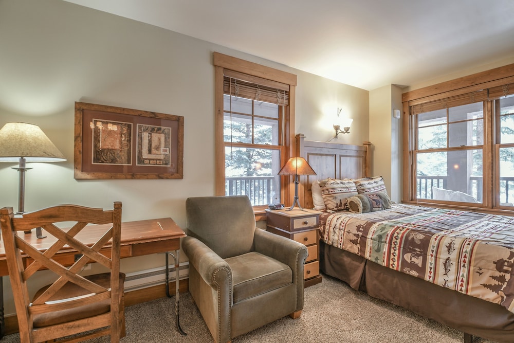 Premium Condo, 2 Bedrooms, Balcony, Resort View (Springs 8822)