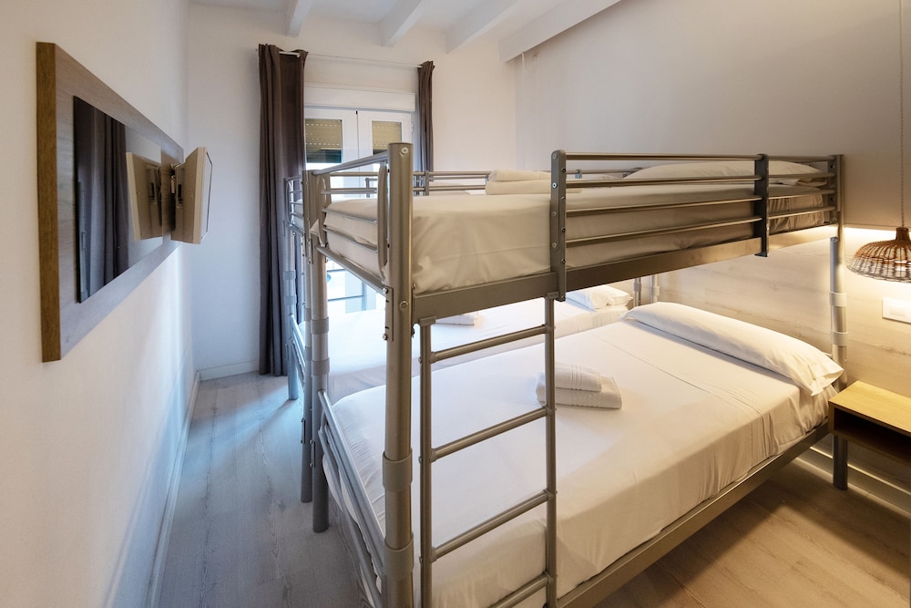 Habitación Cuádruple en la Ciudad, No Fumadores, con Terraza