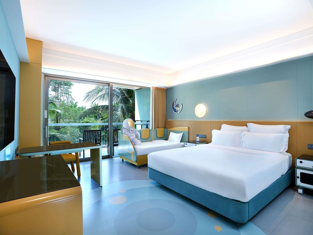Family Room, 1 King Bed with Sofa bed - Photo 4