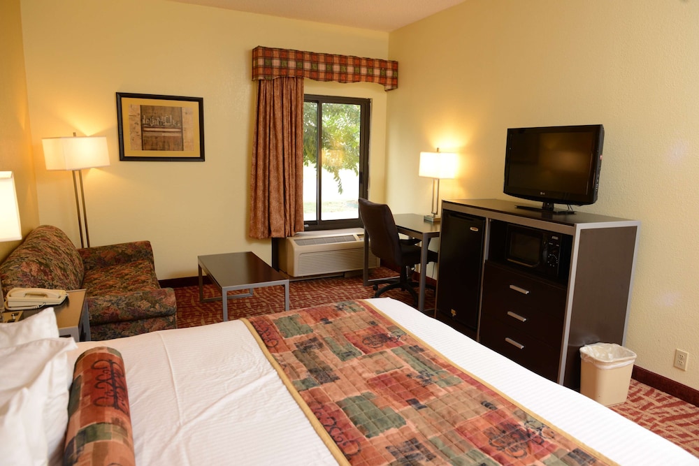 Standard Room, 1 King Bed, Accessible, Bathtub photo 3
