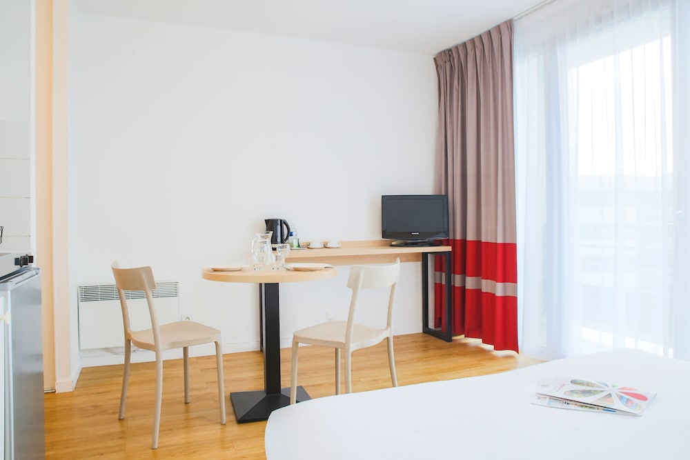 Room, 2 Twin Beds, Non Smoking (Upgrade) - Photo 4