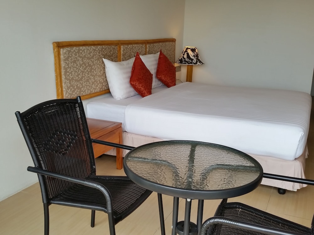 Deluxe Room, Garden View thumbnail 5