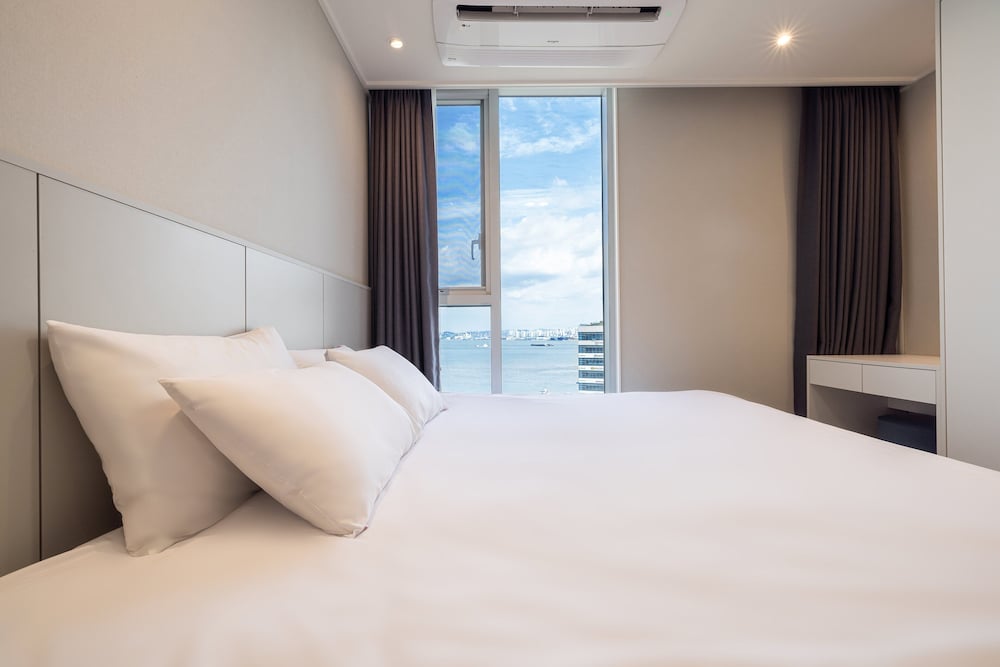 Standard King (Half Ocean View) - Photo 2