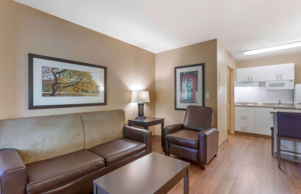 Suite, 1 King Bed, Non Smoking - Photo 4