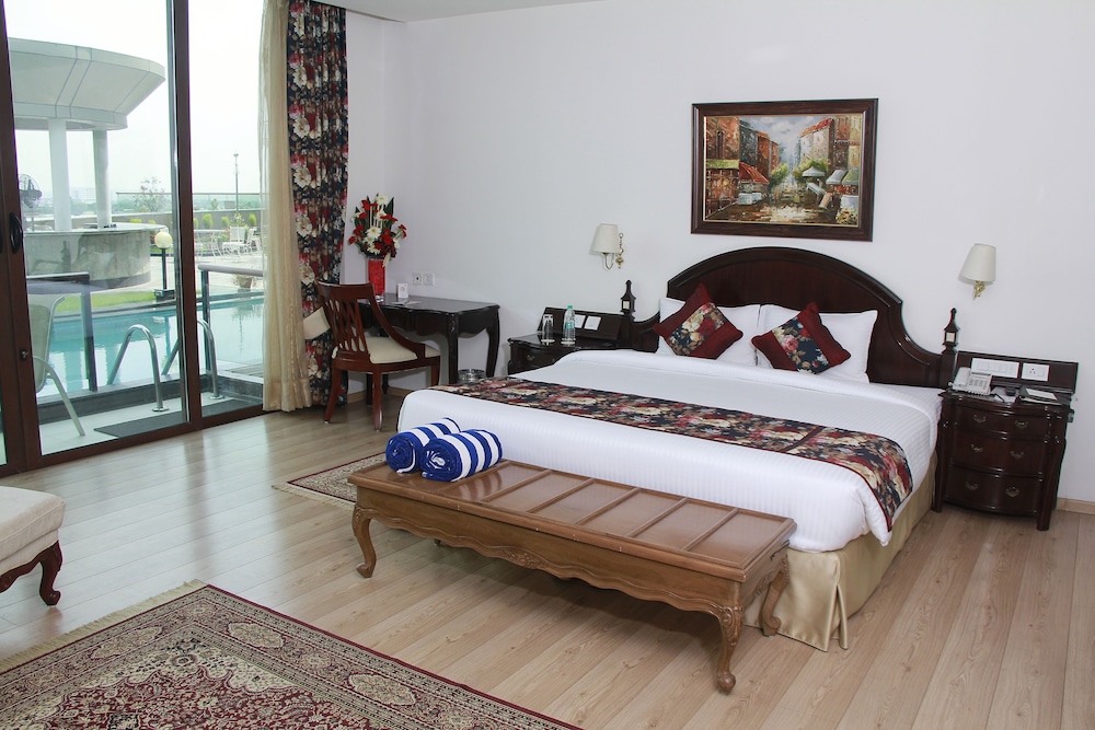 Deluxe Room, 1 King Bed, Pool View (Cabana Double) photo 2