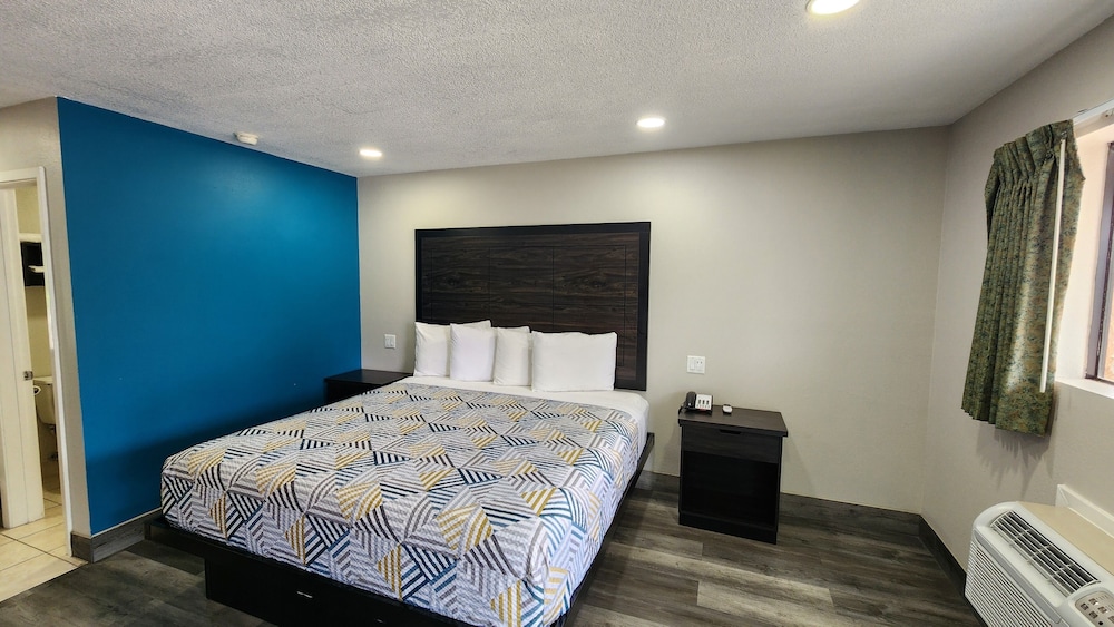 Standard Room, 1 King Bed, Non Smoking, Refrigerator & Microwave - Photo 2