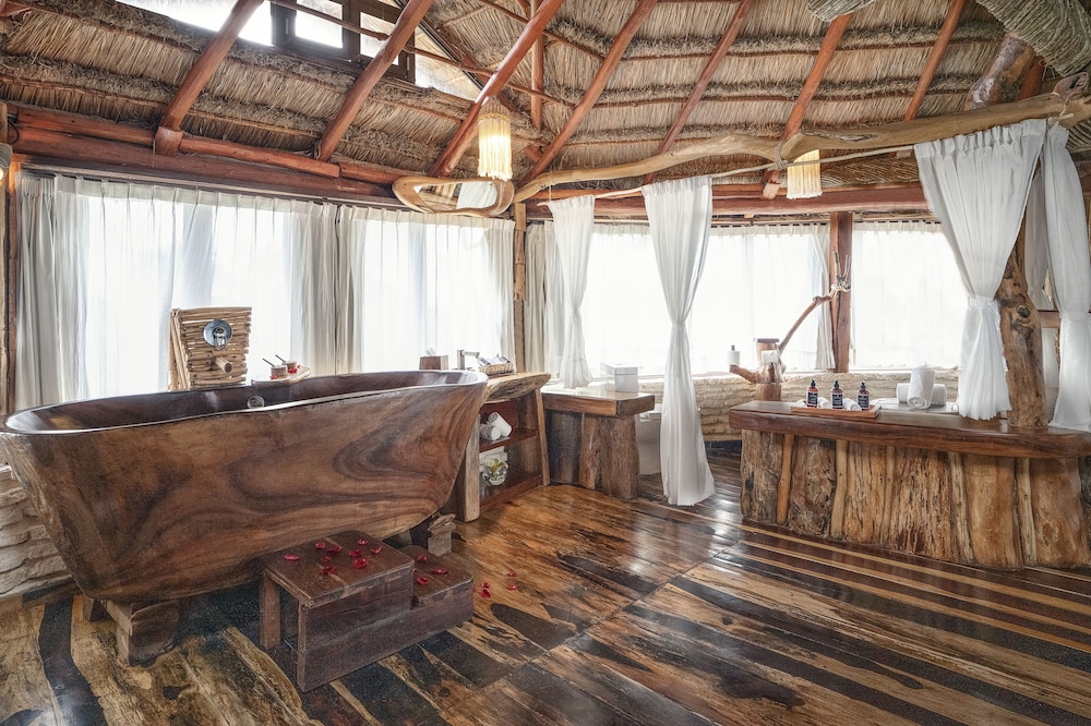 Signature Suite, 1 King Bed, Garden View - Photo 4