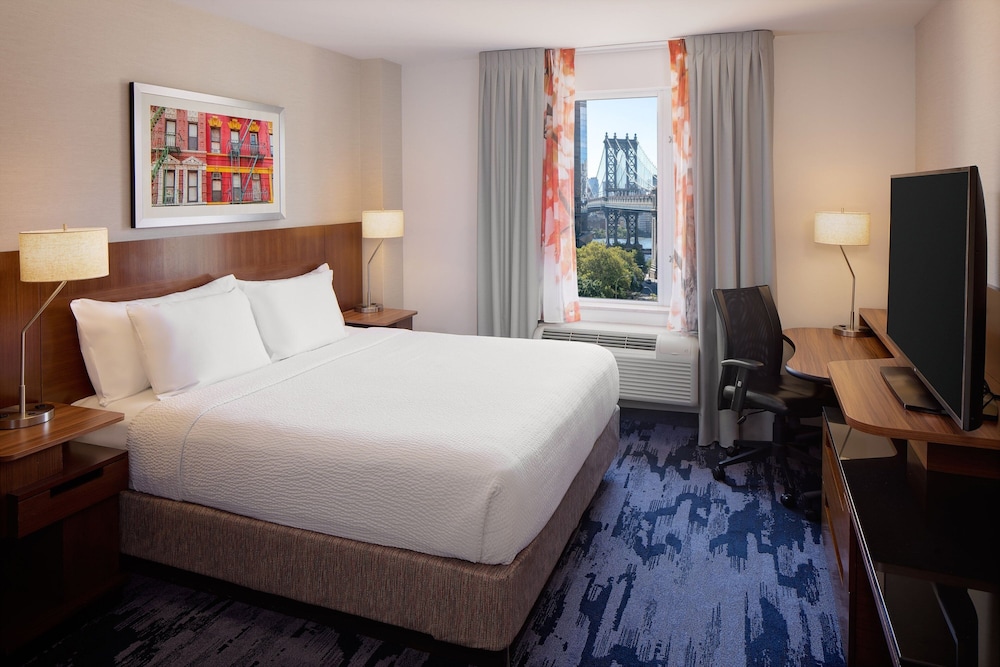 Room, 1 King Bed (Mobility/Hearing Access, Roll-in Shwr)
