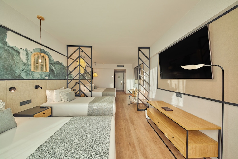 Family Room (3 + 4 Adults) - Photo 3