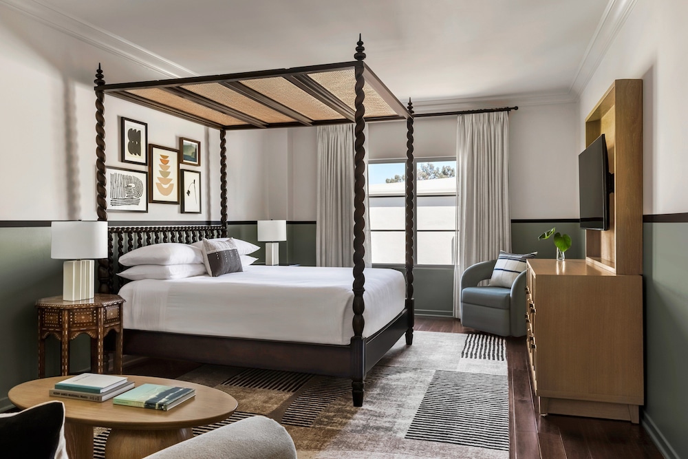 Premium Room, 1 King Bed, Accessible Bathtub (Mobility) - Photo 3