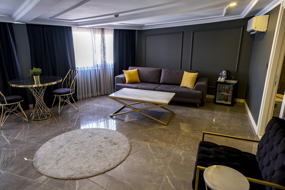 Executive Suite - Photo 7