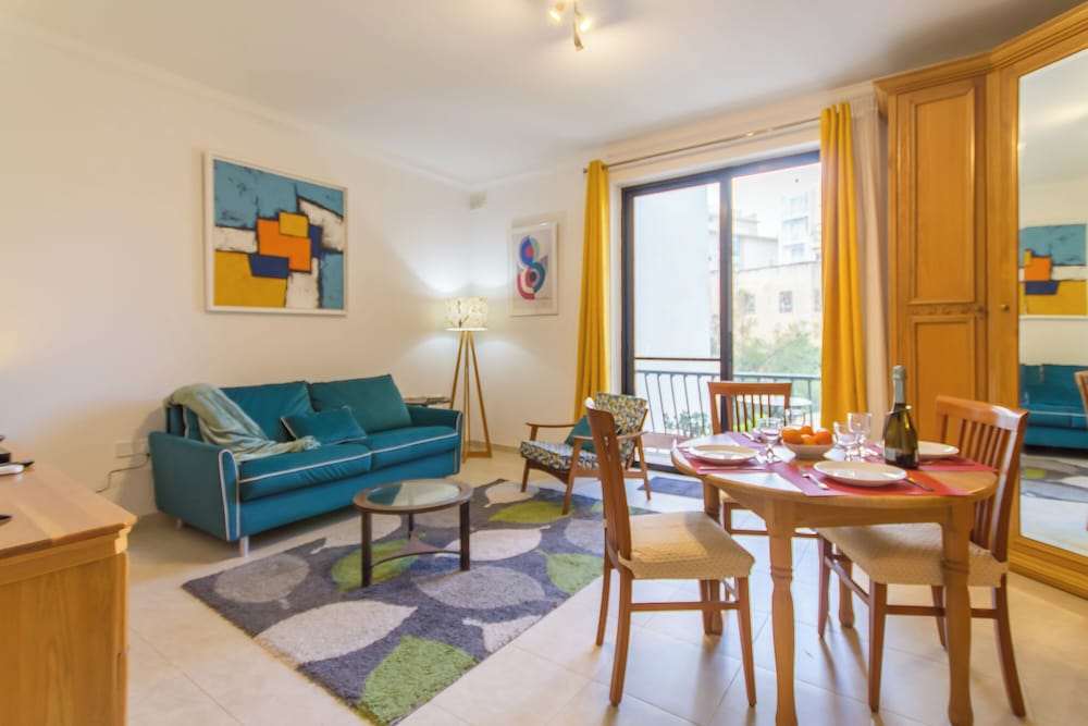 Family Apartment, Multiple Bedrooms, 2 Bathrooms (A Lovely Apart By The Sea Sliema)