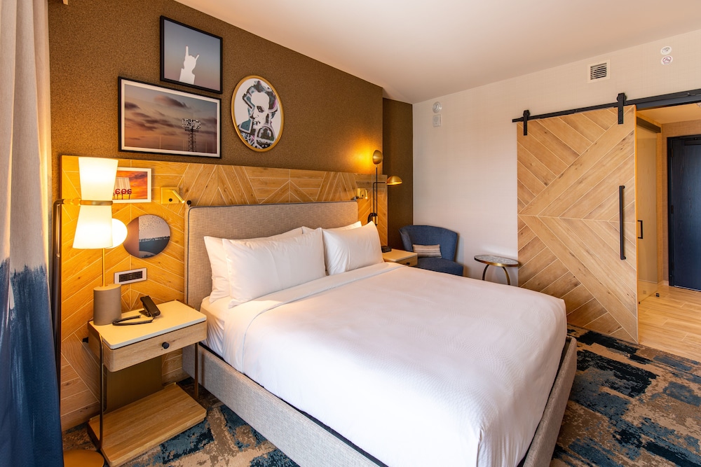 Room, 1 King Bed (Mobility Accessible, Tub) - Photo 1