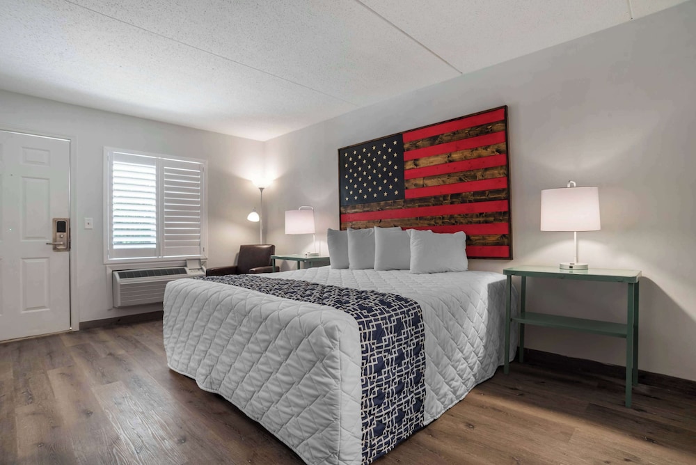 Room, 1 King Bed, Non Smoking (First Floor) photo 3