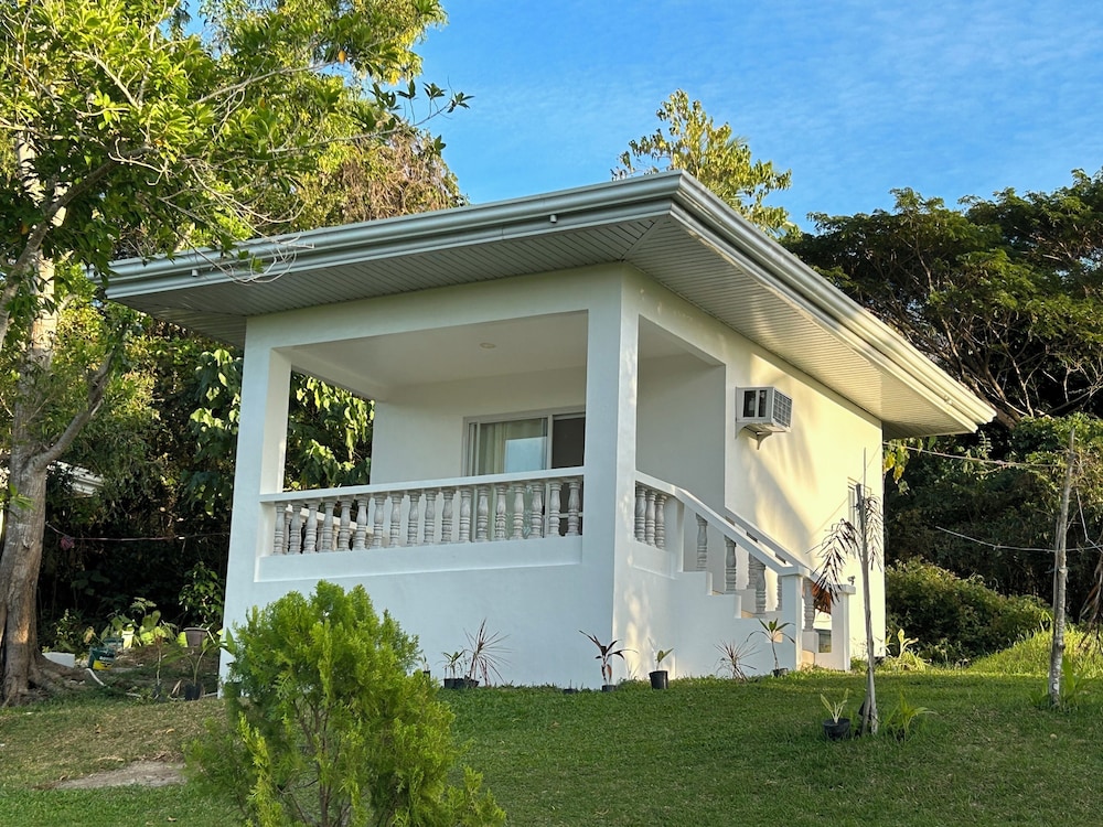 Basic Bungalow, 1 Queen Bed photo 2
