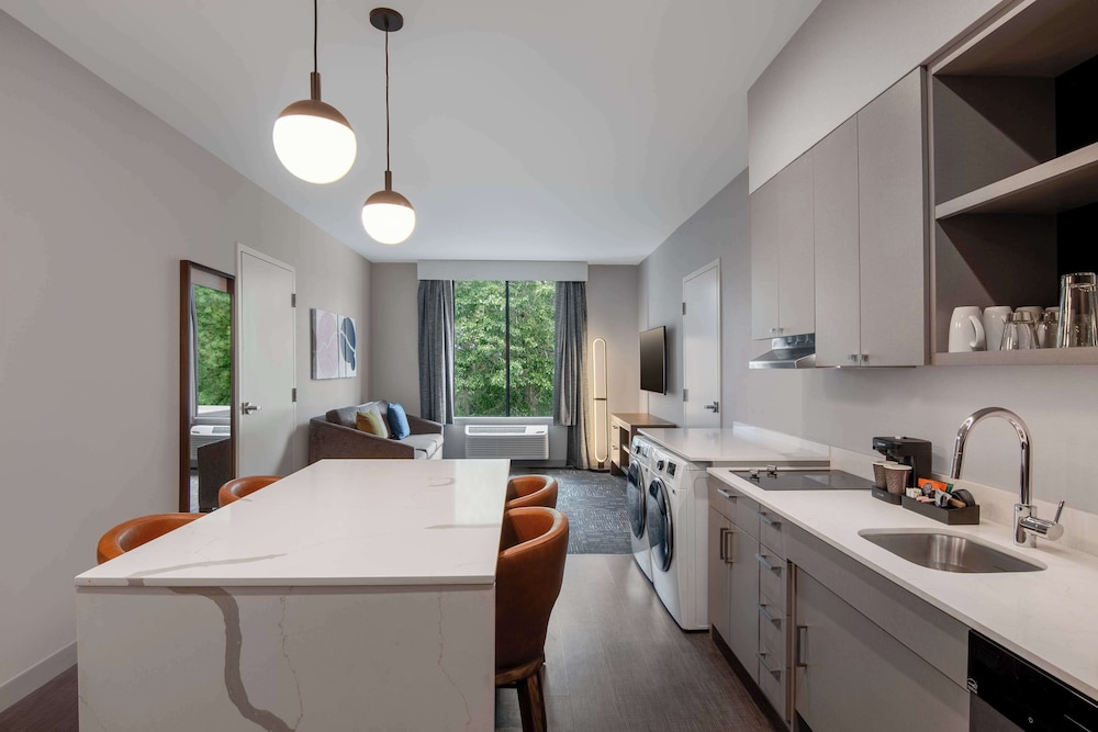 Suite, 2 Bedrooms, 2 Bathrooms - Photo 2