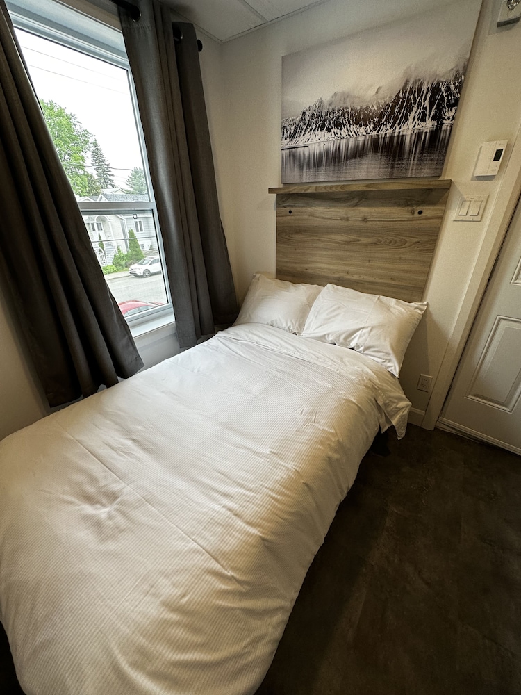 Chambre simple avec cuisine et salle de bain communes photo 1