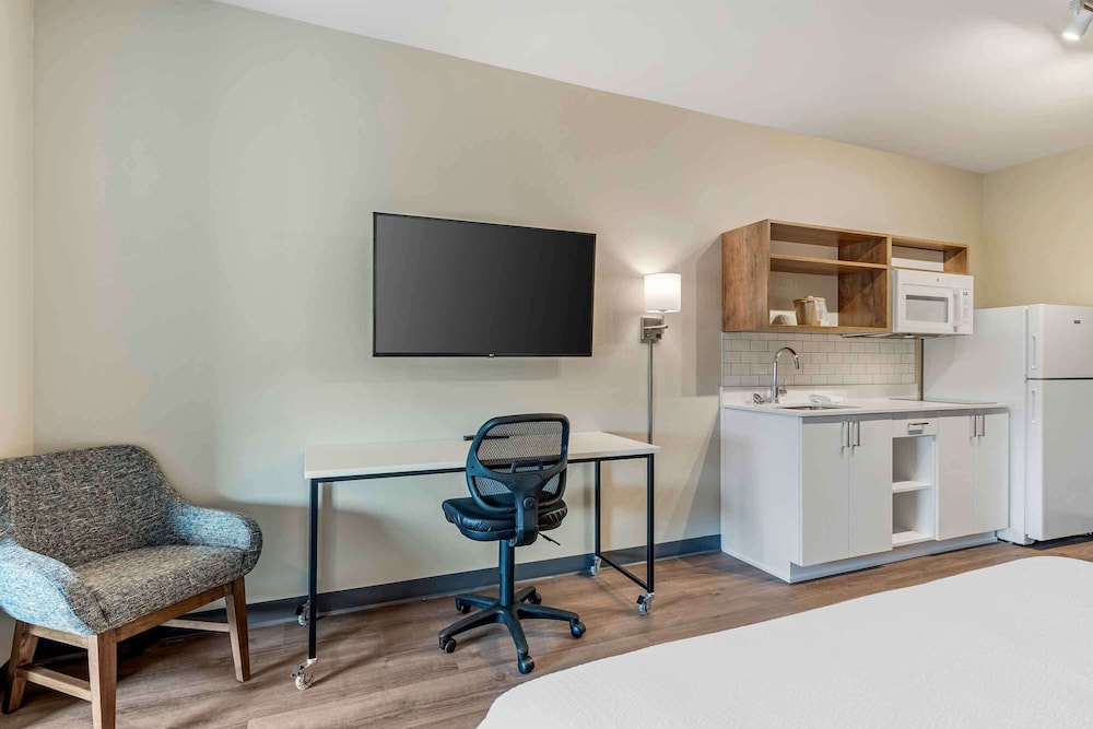 Standard Studio, 2 Queen Beds, Non Smoking, Refrigerator & Microwave - Photo 2
