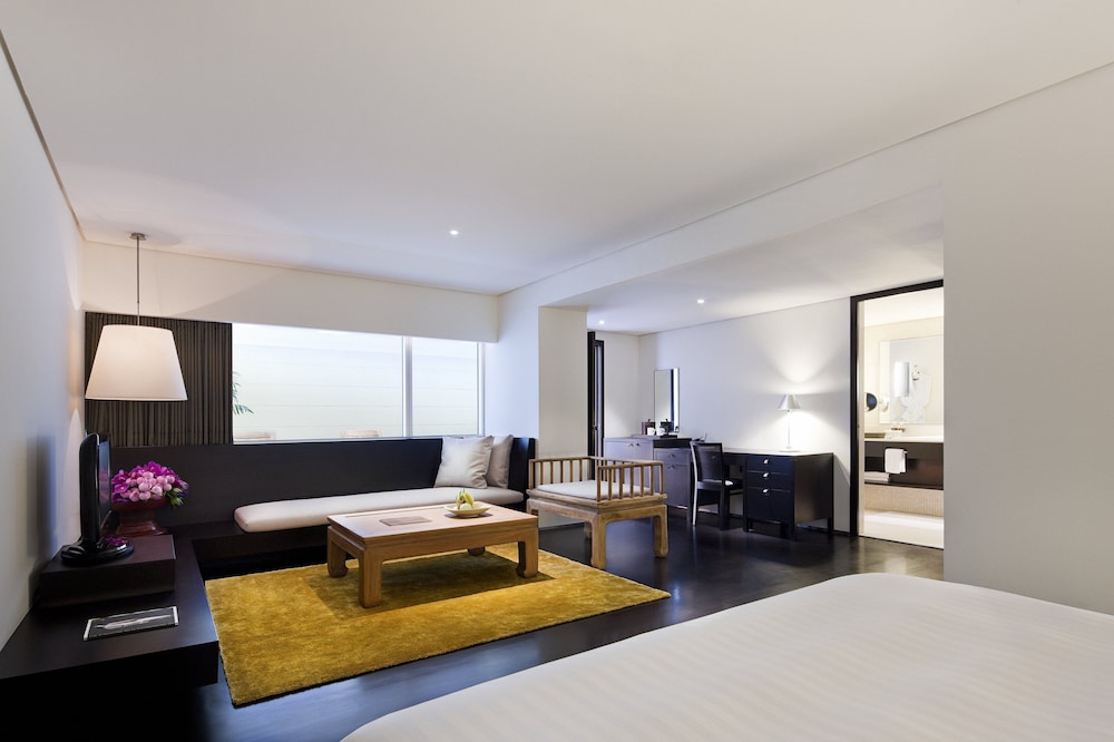 Metropolitan Room with Courtyard