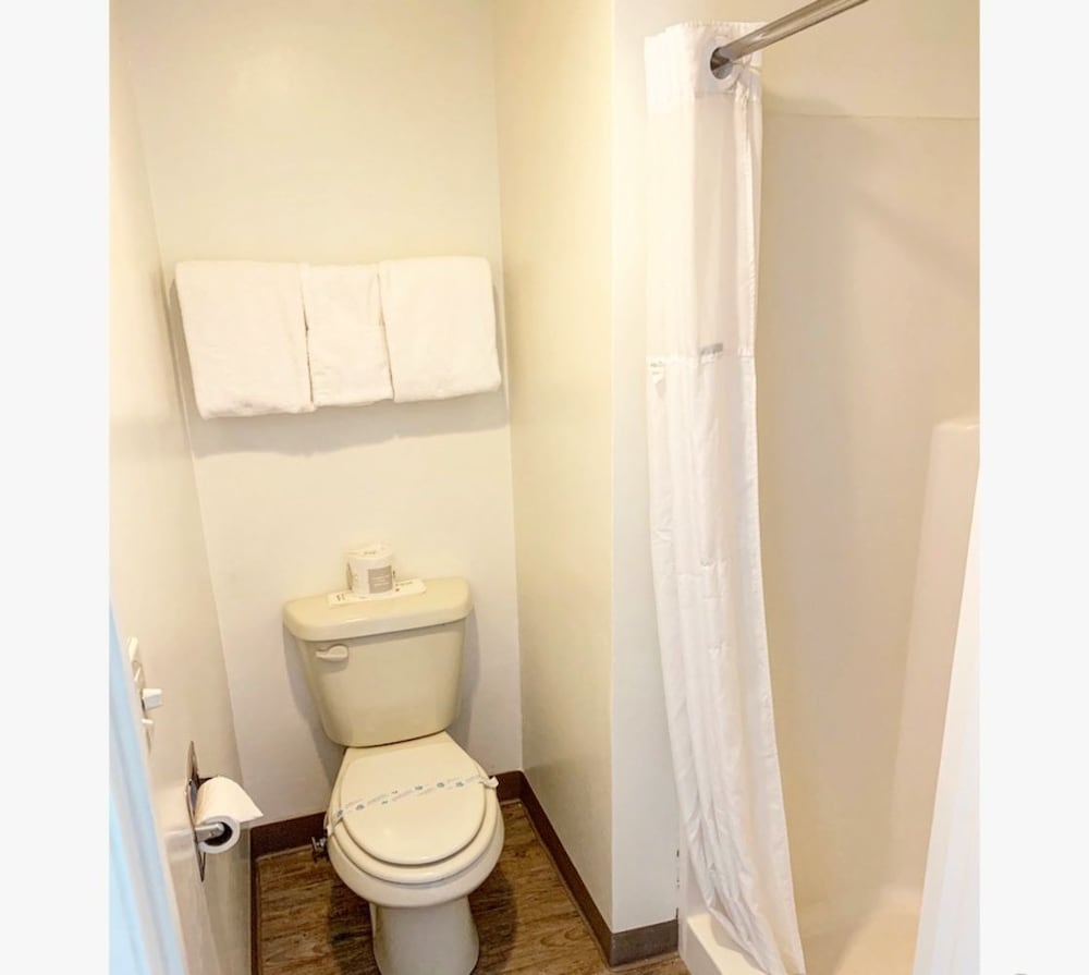 Room, 1 King Bed, Non Smoking, Hot Tub - Photo 6