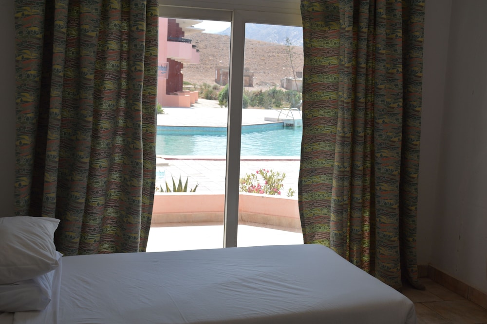 Standard Double Room, Pool View (Mountain View, With Extra Bed) photo 1