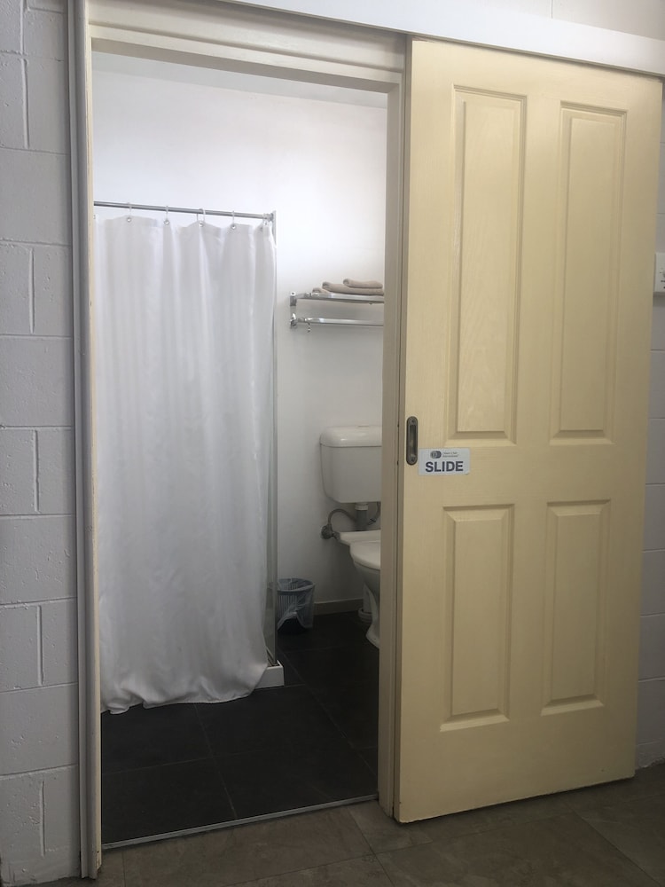 Pet Friendly Queen Room  (1 pet only) photo 3