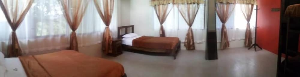 Family Room (6 People- Air Conditioner) photo 2