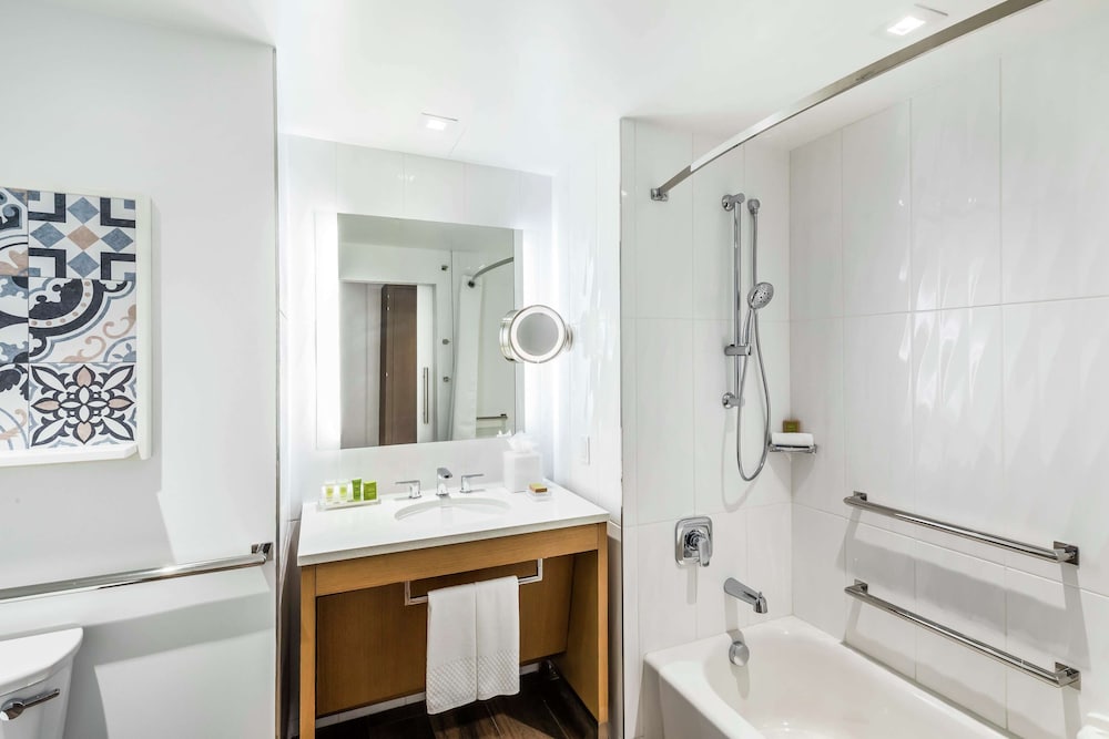 Room, 1 King Bed, Accessible, Bathtub - Photo 6