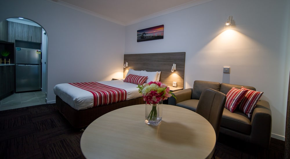 Deluxe Room, 1 Queen Bed, Kitchenette photo 2