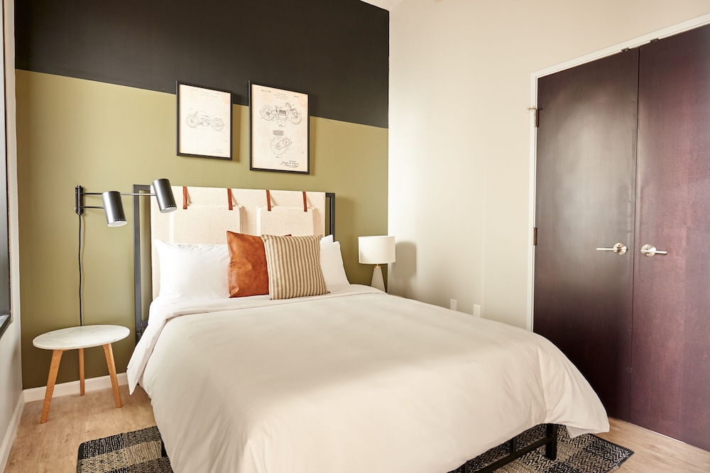 Deluxe Queen Suite with Sofa Bed (Self Check-in with Virtual Front Desk) photo 2