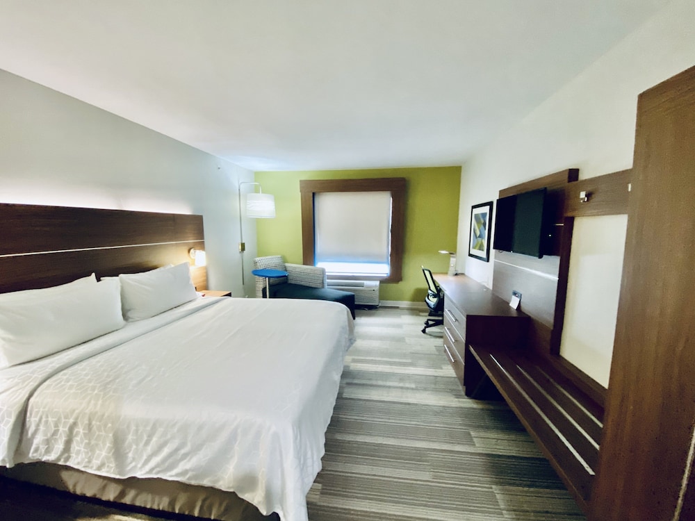 Standard Room, 1 King Bed, Accessible (Communication, Accessible Tub) photo 1