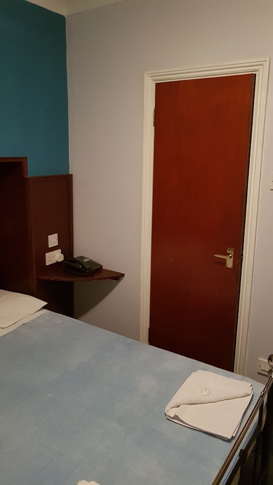 Double Room (Lower Ground Floor rear) photo 3