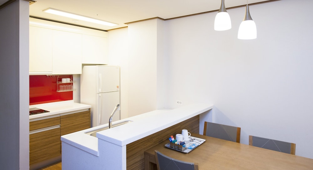 Suite, 1 Bedroom - Photo 7