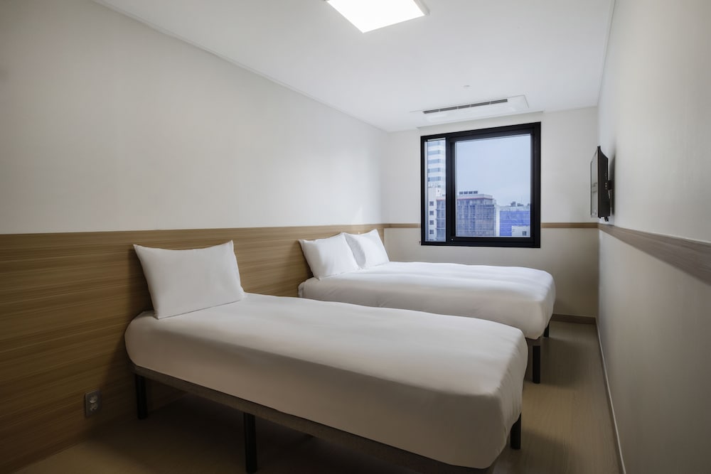 Family Twin Room - Photo 2