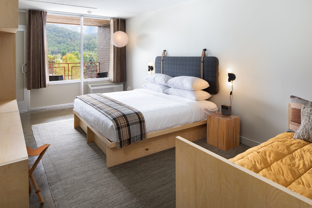 Standard Room, 1 King Bed with Sofa bed, Balcony, Mountain View